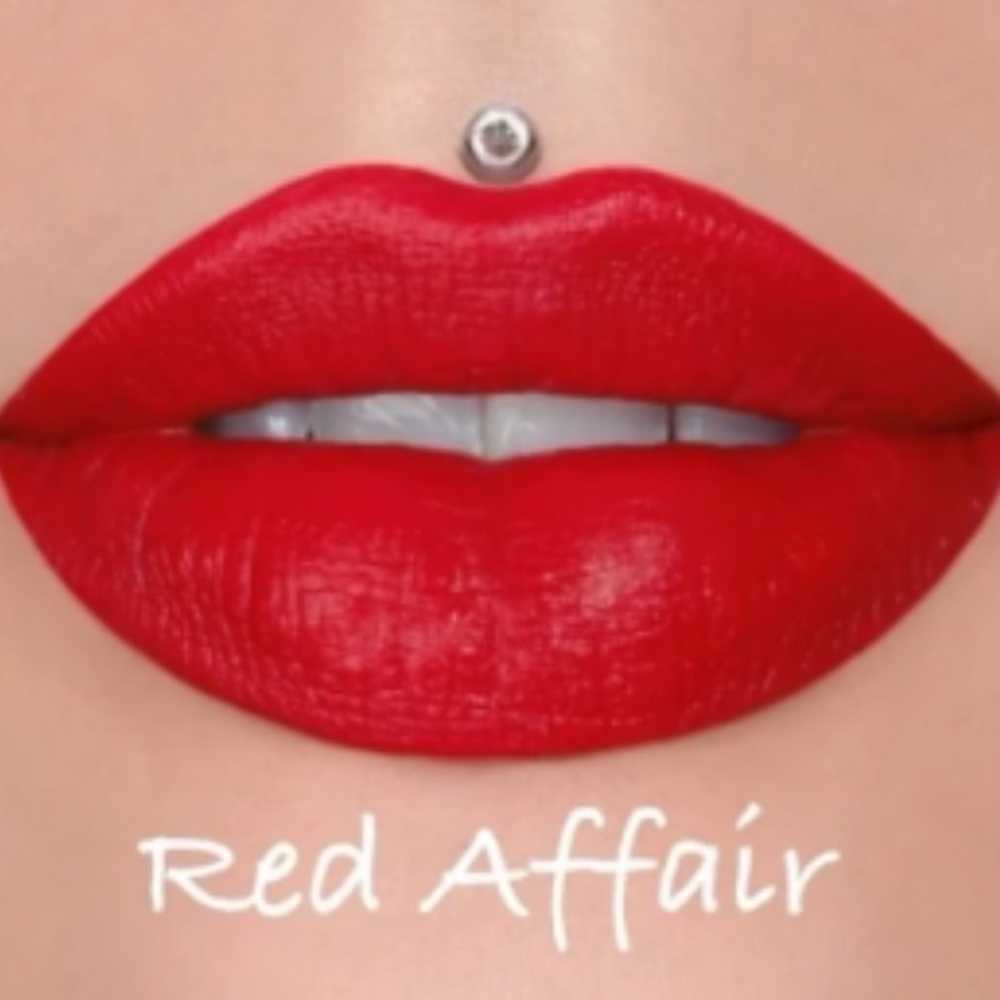 NIB Jeffree Star Velvet Trap Lipstick - Red Affair